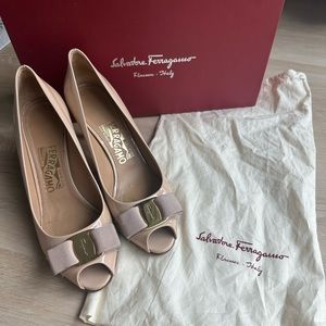 Salvatore Ferragamo Patent Leather Bow Pumps in New Bisque (US 6.5)